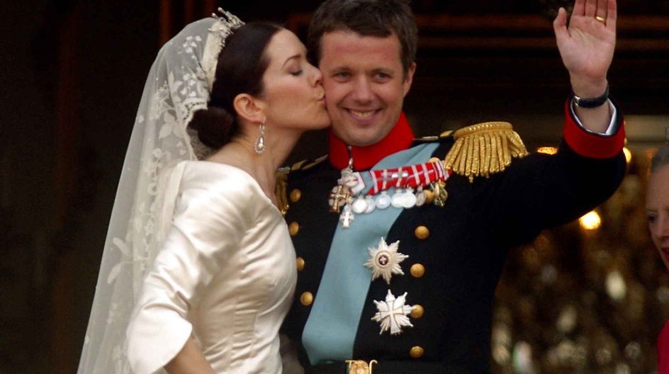 Kronprins Frederik kysser sin brud kronprinsesse Mary på balkonen på Amalienborg Slot fredag d. 14. maj 2004