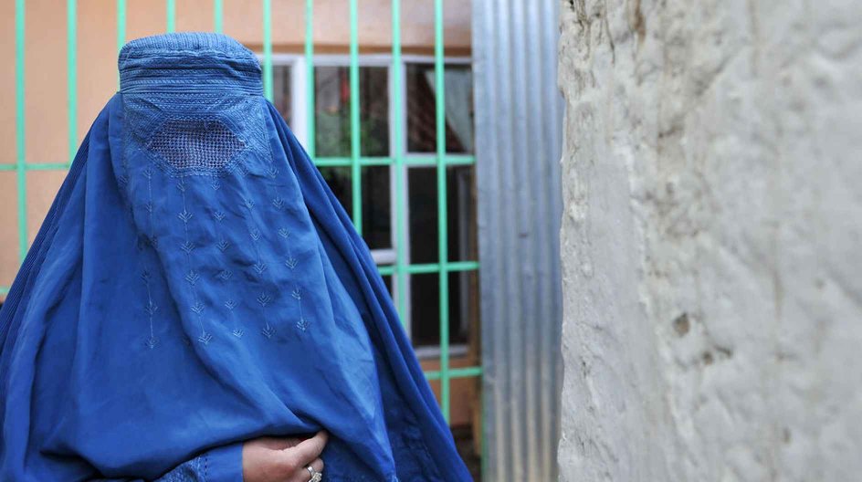 TOPSHOTS-An Afghan burqa-clad woman is pictured before she leaves her home in Kabul on September 28, 2011. Ten years after the Taliban was toppled, most of Afghan women continue wearing burqa - a cloth on top of their normal dress to cover them from the head to ankle. AFP PHOTO / ADEK BERRY