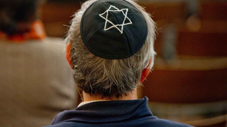 A man waering a kippah sits at a commemoration on occaasion of the the 75th anniversary of the Pogrom Night in the synagogue in Dresden, Germany, 08 November 2013. With numerous events the state of Saxony commemorates the Crystal Night. Photo: SEBASTIAN KAHNERT