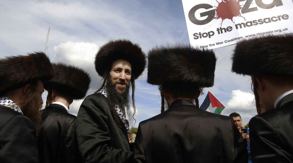Jewish men join a protest to support the people of Gaza, in central London August 9, 2014. Israel launched more than 30 aerial attacks in Gaza on Saturday, killing five Palestinians, and militants fired rockets at Israel as the conflict entered a second month, defying international efforts to negotiate an agreement for an extended ceasefire. REUTERS/Luke MacGregor (BRITAIN - Tags: POLITICS CONFLICT)