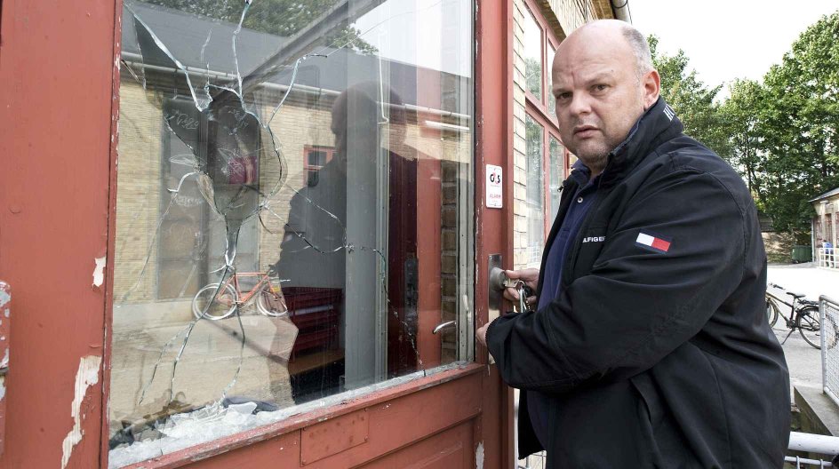 Carolineskolens leder Jan Hansen, ved et af de knuste ruder efter indbrud og h¾rv¾rk mod den j¿diske skole.