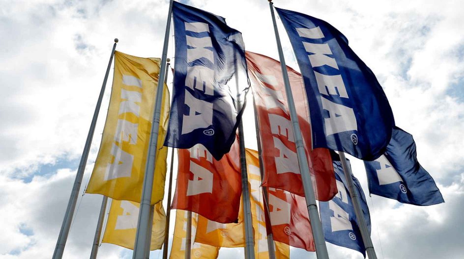 epa04282919 Flags fly outside an Ikea store in Brooklyn, New York, USA, 26 June 2014. The Swedish furniture company is planning to raise the average hourly minimum wage it pays by 17 percent to $10.76 (7.90 euros) an hour at the company's 38 stores in the USA, which would be about $3.50 (2.57 euros) over the current federal mandated minimum wage. EPA/JUSTIN LANE