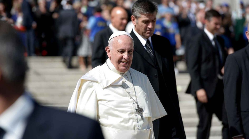 Rome, Vatican. 28th September 2014 - - Pope Francis walks in St. Peter's Square during Grandparents Day, Vatican City. - - Papa Francesco celebrated in the presence of Pope Emeritus Razinger and some singers of Italian music, the Mass in honor of their grandparents. Thousands of people took part in the celebration of the Holy Mass.