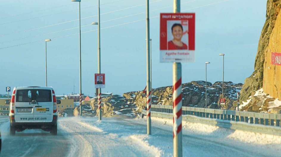 Mens solen er ved at gå ned over Nuuk tirsdag d.25 november 2014 er valplakaterne så småt ved at indtage bybilledet. Fredag er der valg i Grønland. (Foto: Photographer: Ulrik Bang / BANG/Scanpix 2014)