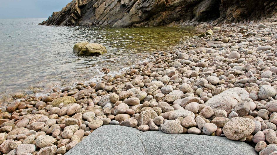 Runde strandsten af forskellig slags ved Kullaberg. Maj.