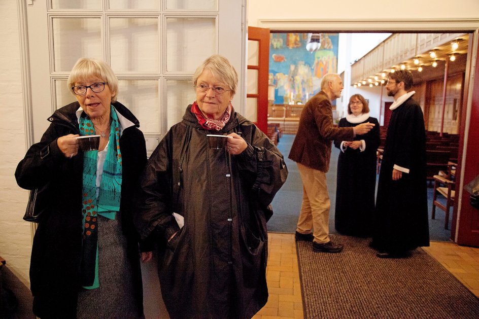 Højmessen i Lindevang Kirke på Frederiksberg er velbesøgt. Den emmer af ro, kvalitet og genkendelighed. Her tager Lis Borgen og Marian Jürs en snak over en kop kaffe i våbenhuset, da gudstjenesten er forbi. Kirken frabad sig fotografering under selve højmessen. - Foto: Pax Gissel