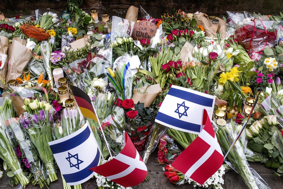 Blomster og flag foran Synagogen i Krystalgade. Foto: Bax Lindhardt / Scanpix