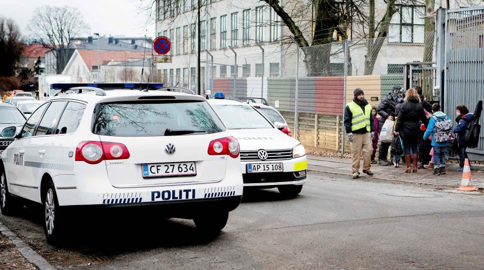 PLUS-historie. Synagogen og den jødiske skole i København er stærkt bevogtet. Det jødiske samfund opfordrer til, at beredskabet fortsætter. Politikere fra begge sider støtter. (se Ritzau historie 230929) Politivagt ved den jødiske skole, Carolineskolen. Den genåbnede i dag med politivagt. Skolen var lukket mandag pga weekendens terror i københavn bla ved Synagogen i Krystalgade. (Foto: Linda Kastrup/Scanpix 2015)