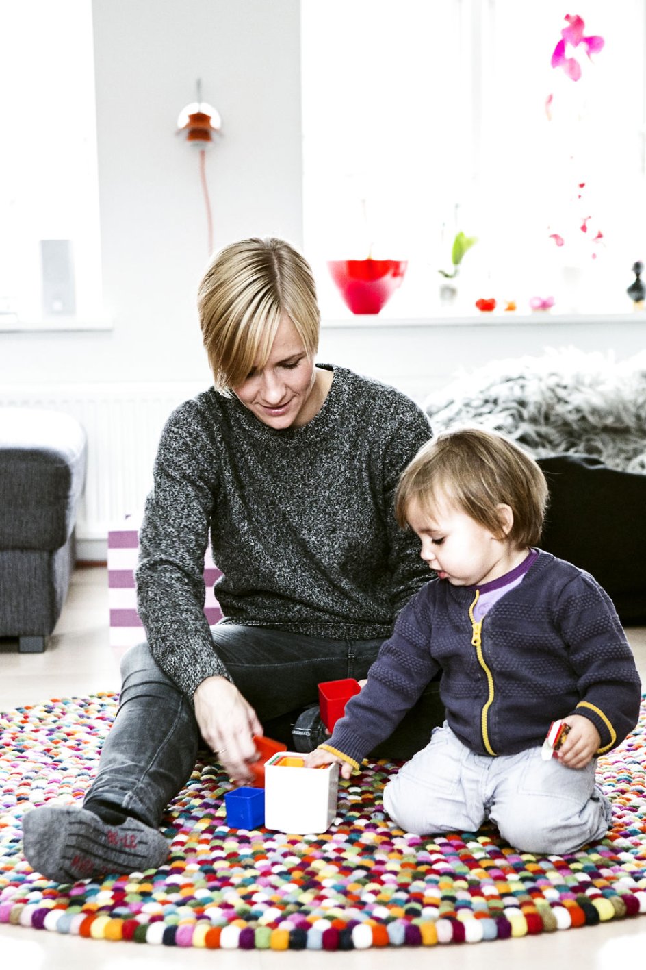 Anne Marie Geisler Andersen sammen med sin datter, Mila.