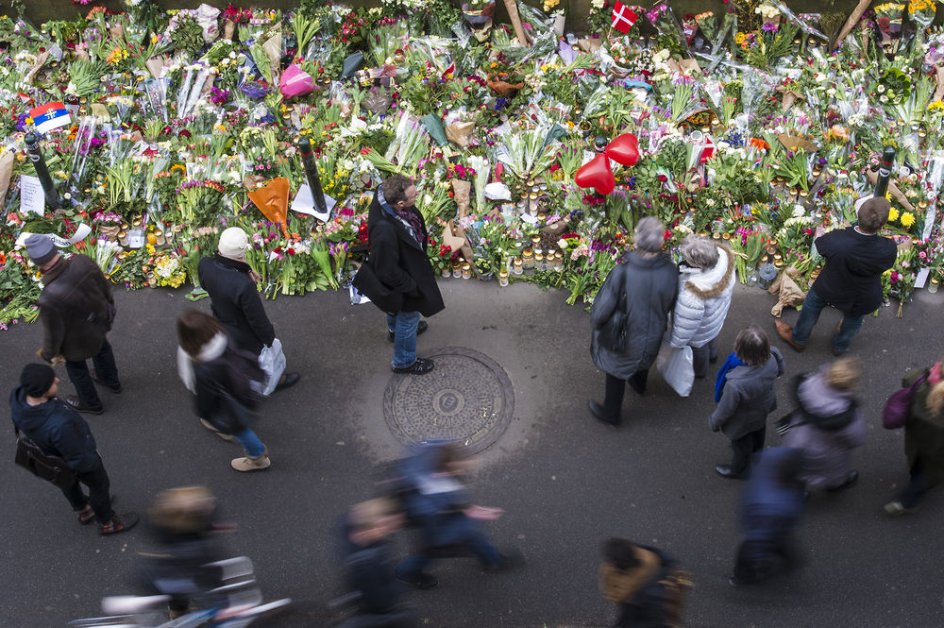 Blomster ved den ved den jødiske Synagoge i Krystalgade på det sted, hvor Dan Uzan blev skuddræbt, da han stod vagt ved en jødisk konfirmation.