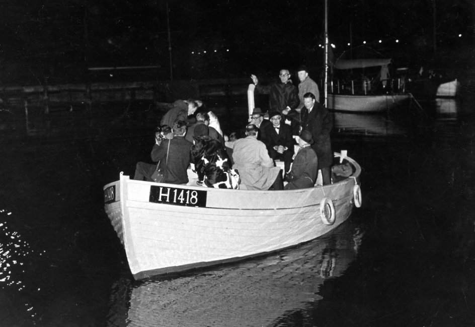 Dette foto fra 1965 viser en sejltur over Øresund i en af de både og med en af de fiskere, som 22 år tidligere var med til at redde danske jøder til Sverige.