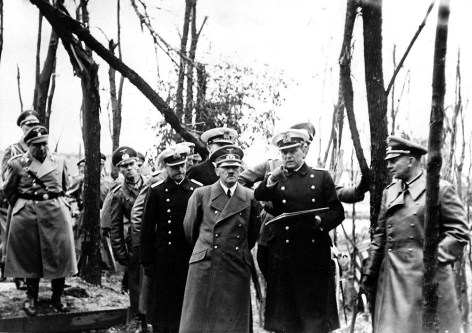 Adolf Hitler besøger her Polen i september 1939 kort efter at Anden Verdenskrig er indledt.