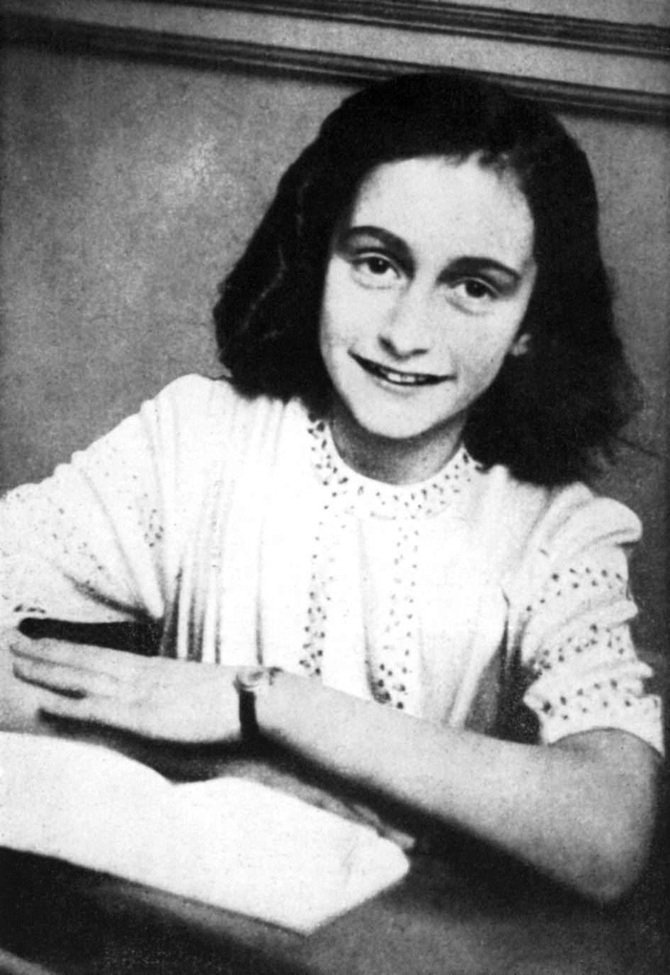 Anne Frank, som døde i koncentrationslejren Bergen-Belsen i maj 1945, ses her på en portrætfoto fra dengang, hun endnu var en almindelig teenager med drømme, håb og forfattertalent.