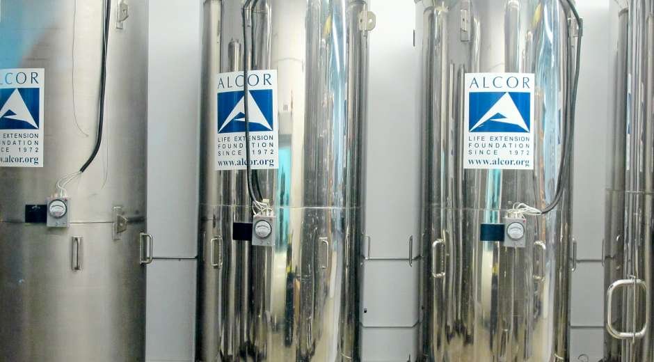Hos Alcor Life Extension Foundation i USA opbevares 134 nedfrosne menneskekroppe eller hoveder i tre meter høje tromleformede stålbeholdere fyldt med flydende kvælstof. Her bevares kroppene på ubestemt tid ved minus 196 grader celsius.