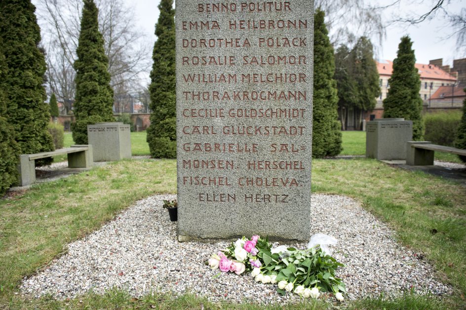 Ved mindestenen på Mosaisk Vestre Begravelsesplads i København er der indgraveret navnene på de 53 danske jøder, der omkom i Theresienstadt.
