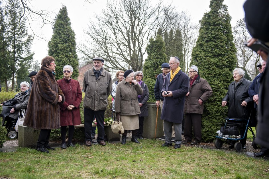 Flere holocaust-overlevere var mødt op. Til venstre i pelsfrakken ses Birgit Krasnik Fischermann, der er formand for Theresienstadt-Foreningen, som arrangerer forskellige sammenkomster for tidligere danske fanger i koncentrationslejren Theresienstadt. Hun blev selv deporteret til lejren, da hun var fem år gammel.
