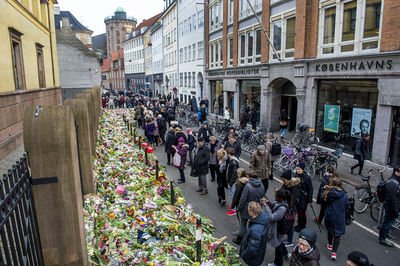 Blomster foran den jødiske Synagoge i Krystalgade.