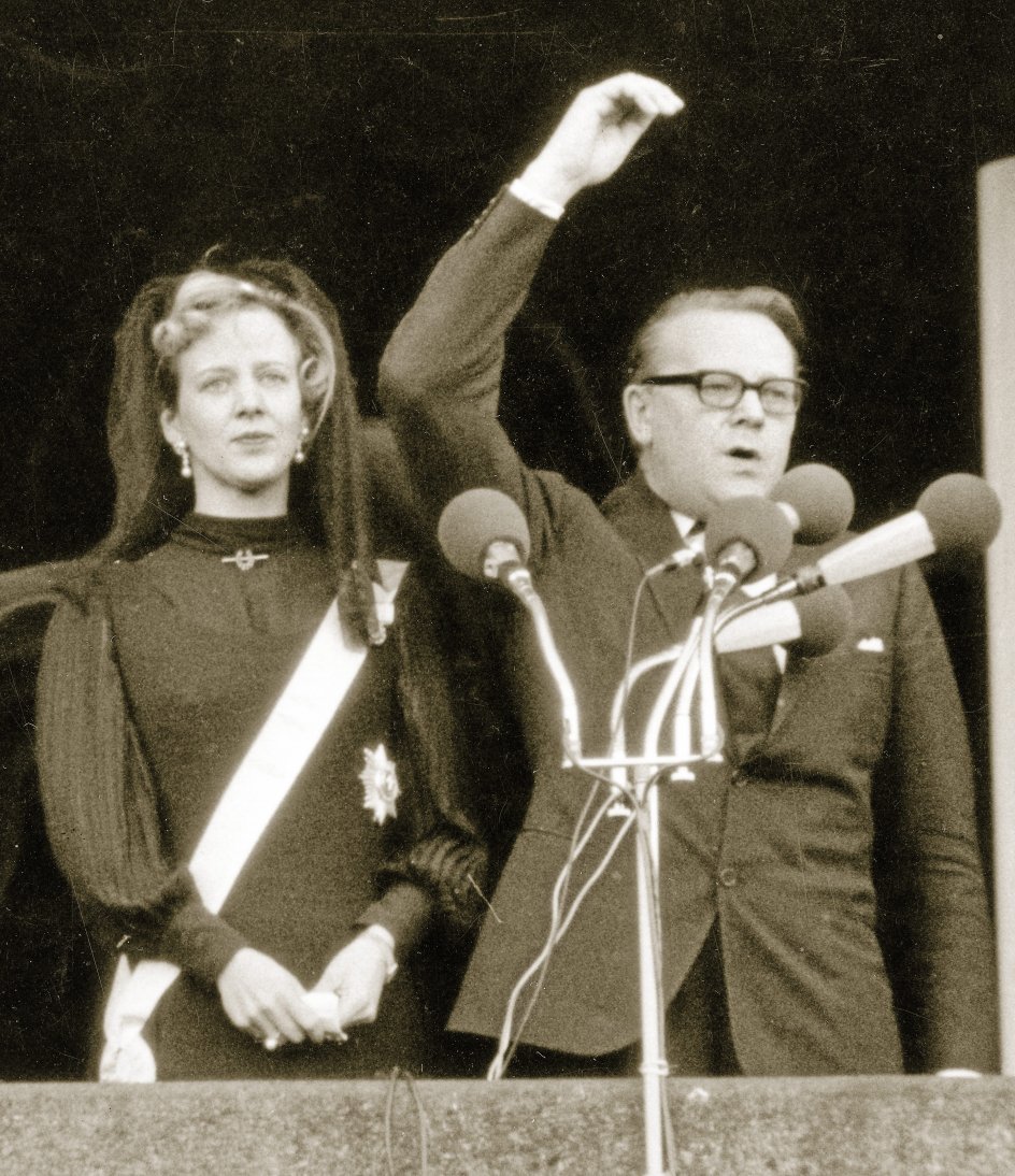 KALDET. Op mod 75.000 mennesker var mødt op på Christians-borg Slotsplads den 15. januar 1972, da daværende statsminister Jens Otto Krag fra balkonen udråbte tronfølgeren, prinsesse Margrethe, til dronning Margrethe den Anden.