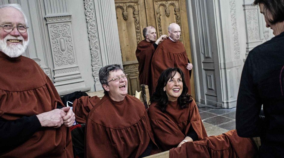 Ribe Domkirke d. 19. april 2015 Sangere fra et af korene gør sig klar Gudstjeneste anno 1560 - dvs som den så ud på Luthers tid. Billederne skal illustrere den anderledes gudstjeneste f.eks. billeder af præst og kirketjener i historisk beklædning, det nøgne kirkerum etc. Jeg går ud fra, at der både er tale om anderledes udstyr i form af klæder, pynt, salmer etc. Fotoanmodning: SPCL KD - RIBE ID: 1000106028