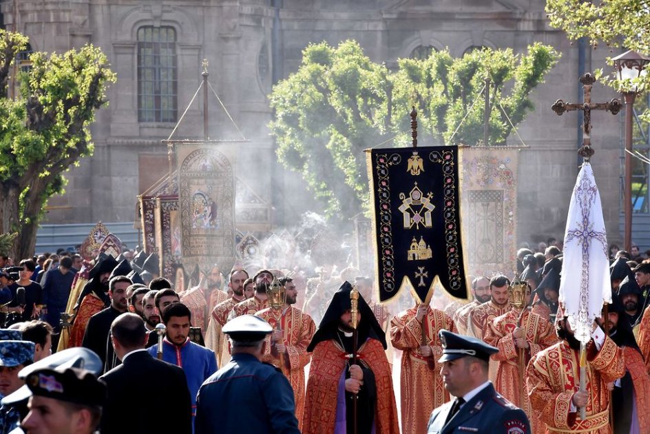 Optog ved helgenkåringsceremonien uden for Echmiadzin-katedralen. Se flere billeder ved at klikke på pilen i billedet.