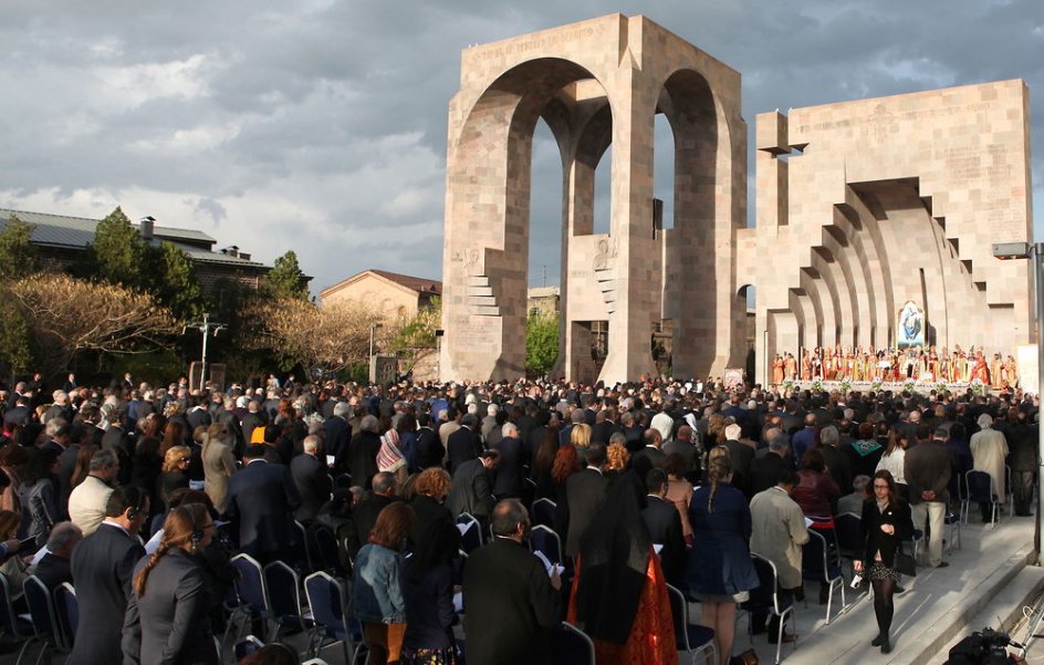 Deltagere i ceremonien ved det udendørs alter foran Echmiadzin-katedralen. Se flere billeder ved at klikke på pilen i billedet.