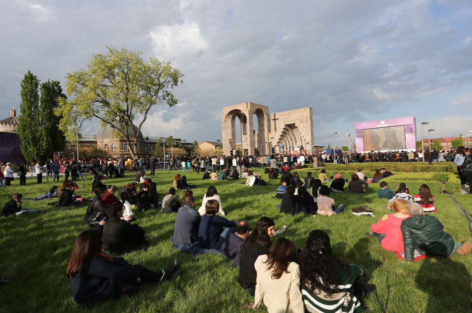 Armeniere ser den udendørs ceremoni på afstand foran Echmiadzin-katedralen. Se flere billeder ved at klikke på pilen i billedet.