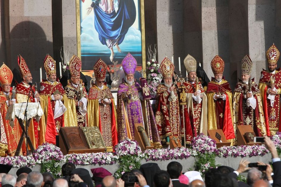 Armensk-ortodokse præster ved ceremonien uden for Echmiadzin-katedralen. Se flere billeder ved at klikke på pilen i billedet.