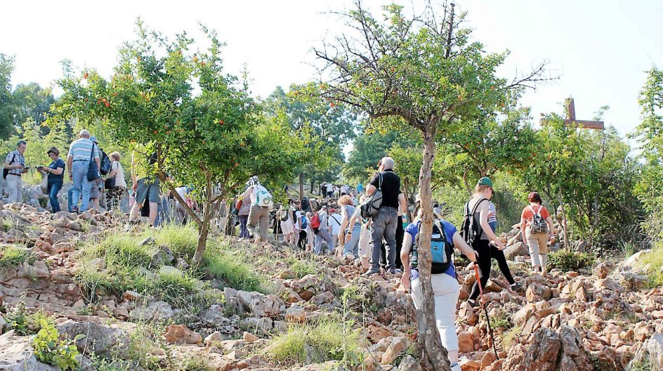 De fleste dage året rundt er pilgrimme på vej op ad Åbenbaringsbjerget ved Medjugorje. Det var her, at Jomfru Maria ifølge de seks teenagere første gang åbenbarede sig for dem. - Begge fotos: Ota Tiefenböck.