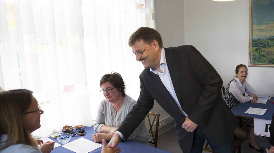 2015.05.07. Bispevalg Aarhus. ©. Lars Aarø. Fokus
Jens Maibom hilser på