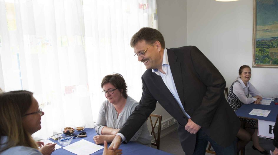 2015.05.07. Bispevalg Aarhus. ©. Lars Aarø. Fokus

Jens Maibom hilser på