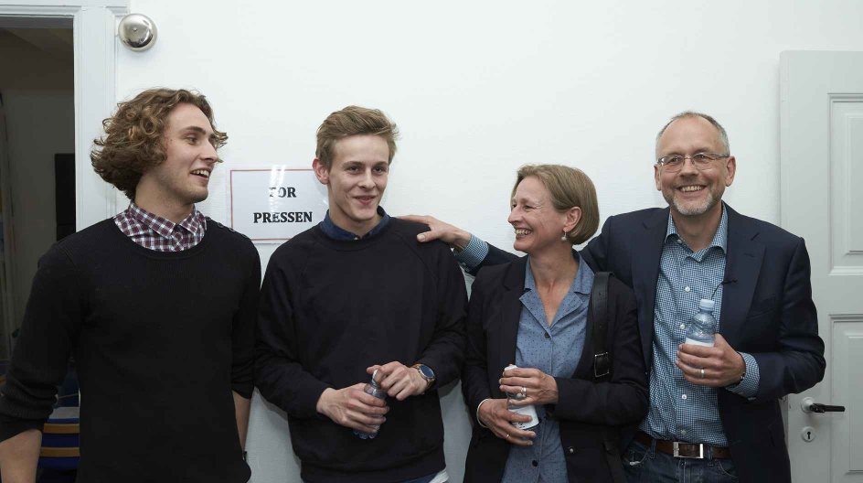 2015.05.07. Bispevalg Aarhus med Jens maibom Pedersen og Henrik Wigh Poulsen.
henrik´s kone og to sønner var tilstede.
Grete hustru og de to sønner Jens Peter på 22 og Johannes på 19. deres tredje søn Kristoffer på 27 var forhindret.
tekst Bjørg Tulinius
©. foto Lars Aarø.