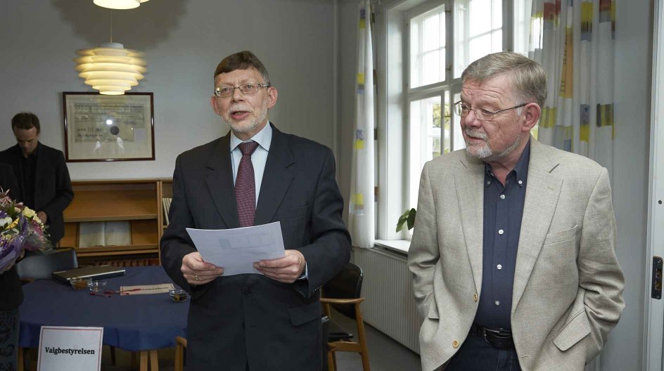 2015.05.07. Bispevalg Aarhus med Jens maibom Pedersen og Henrik Wigh Poulsen.
henrik´s kone og to sønner var tilstede.
Grete hustru og de to sønner Jens Peter på 22 og Johannes på 19. deres tredje søn Kristoffer på 27 var forhindret.
tekst Bjørg Tulinius
©. foto Lars Aarø.