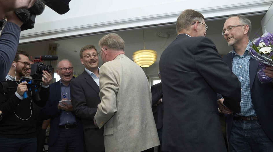 2015.05.07. Bispevalg Aarhus med Jens maibom Pedersen og Henrik Wigh Poulsen.
henrik´s kone og to sønner var tilstede.
Grete hustru og de to sønner Jens Peter på 22 og Johannes på 19. deres tredje søn Kristoffer på 27 var forhindret.
tekst Bjørg Tulinius
©. foto Lars Aarø.