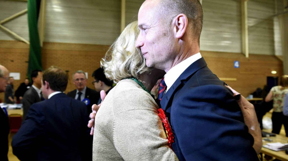 Nu er der både en PM og en MP i familien, skrev britiske medier med vanlig sans for det fyndige, da Stephen Kinnock var blevet valgt til parlamentsmedlem (MP) og fik et knus af statsminister Helle Thorning-Schmidt (PM), der var draget til Wales. -