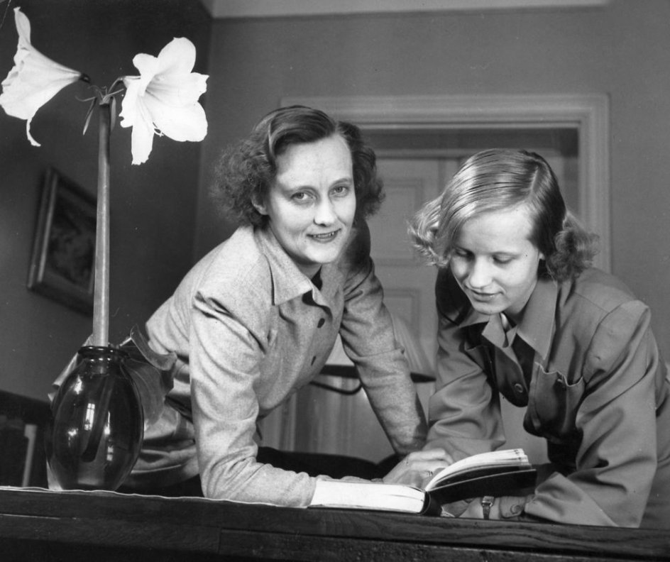 Karin Nyman (th) med sin mor, Astrid Lindgren, i 1948.