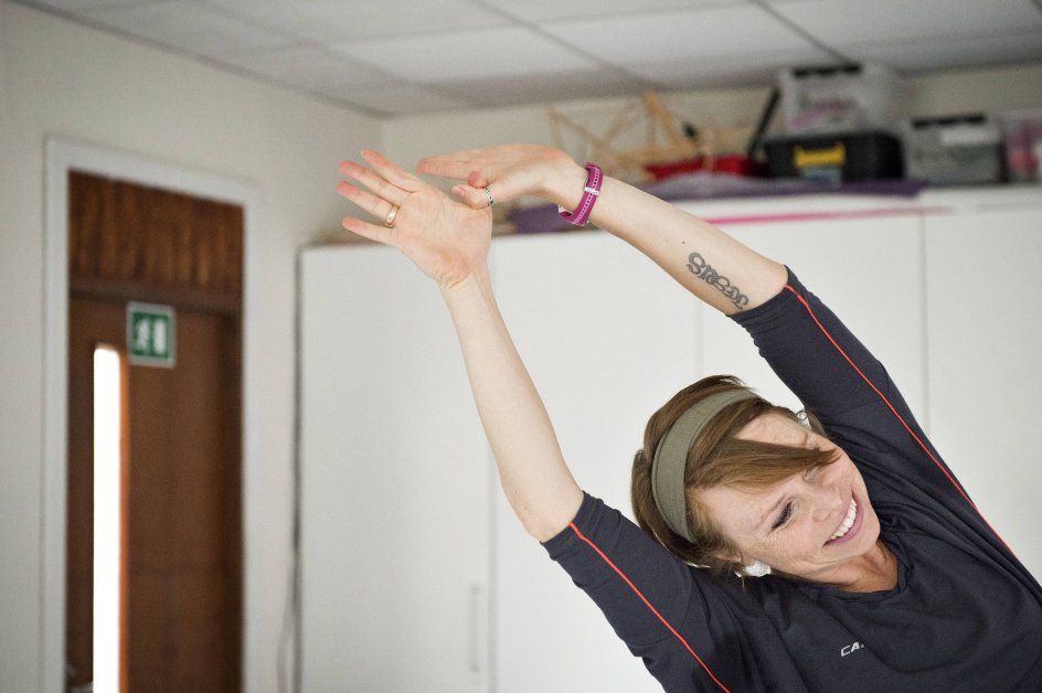 Sociolog og yogainstruktør Rie Skårhøj indleder Yogafaith lektionen med at læse fra Det Gamle Testamente. 