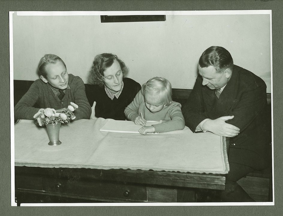 Lindgrensk familieliv anno 1930'erne. Hverdagen var ikke lutter pandekager og abekattestreger som i Villa Villekulla, men bar alligevel præg af det menneskesyn, som vi møder i Astrid Lindgrens bøger om Pippi og alle de andre. Her er Karin Nyman fotograferet med sine forældre og sin storebror.