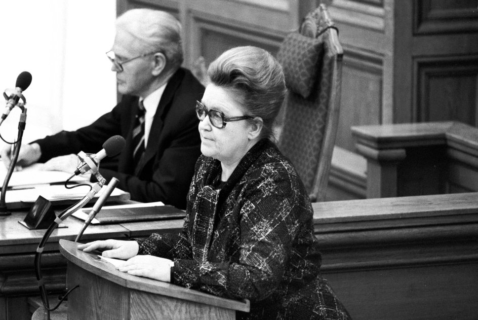 Inge Krogh på talerstolen i Folketinget. Tidligere overlæge i psykiatri Inge Krogh var i en årrække (1973-1984) et fremtrædende medlem af Folketinget for Kristeligt Folkeparti. Hun var især stærkt optaget af partiets modstand mod fri abort og frigivelse af billedpornografien og var kendt for at tage uortodokse metoder i brug.