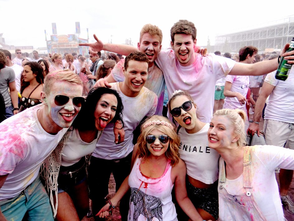 En gruppe britiske teenagere fester løs til den traditionelle indiske Holi-festival i London sidste sommer.