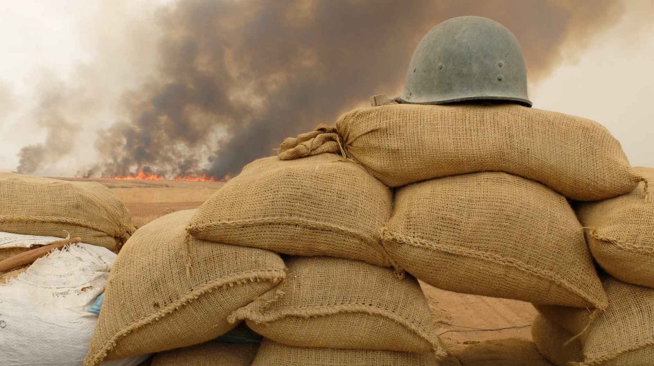 Kurdiske soldater ved fronten i det nordlige Irak. Islamisk Stats stillinger er et par kilometer længere fremme (ved ilden) og Mosul knap 20 kilometer derfra.