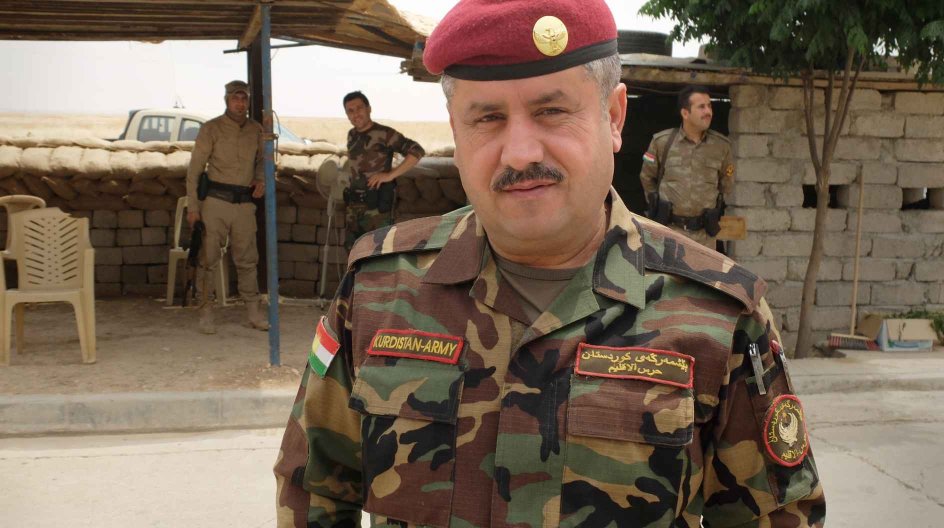 Kurdiske soldater ved fronten i det nordlige Irak. Islamisk Stats stillinger er et par kilometer længere fremme (ved ilden) og Mosul knap 20 kilometer derfra.