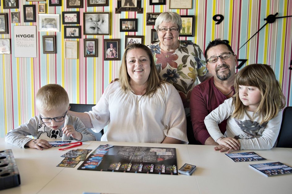 Tvillingerne Emil og Emily på fem nyder at kunne banke på hos deres mormor Christel Nielsen, når det passer dem. Forældrene Jannie og Calle Nielsen understreger, at de ikke har inviteret Christel Nielsen til at bo hos sig for at få nem børnepasning. De sætter pris på Christel Nielsens selskab og vil også gerne kunne passe hende selv frem for at overlade det til det offentlige, hvilket de gjorde, da hun fik ny hofte.