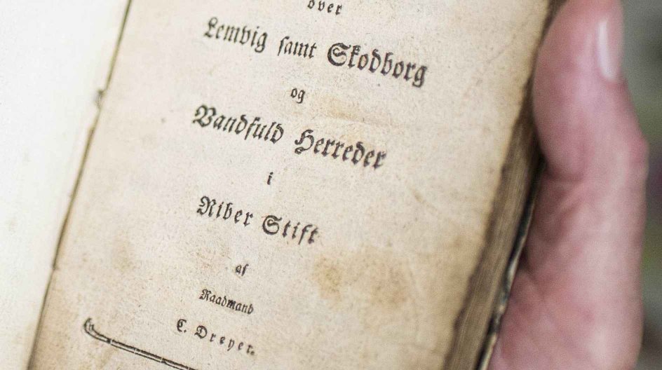 Her er et eksempel på, hvad Ole Lyck Hansen kalder ”rigtigt bogguf”. For dette er det ene af tre tilbageværende eksemplarer i verden af en yderst sjælden topografisk bog om Lemvig fra 1795. -