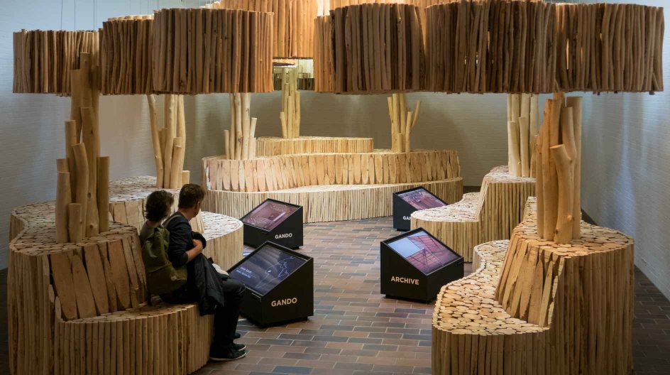 Museumsinspektør Kjeld Kjeldsen fremhæver blandt andet værket "Louisiana Canopy", som et af de mest centrale på kunstmuseet Louisianas aktuelle udstilling "Afrika - arkitektur, kultur og identitet".