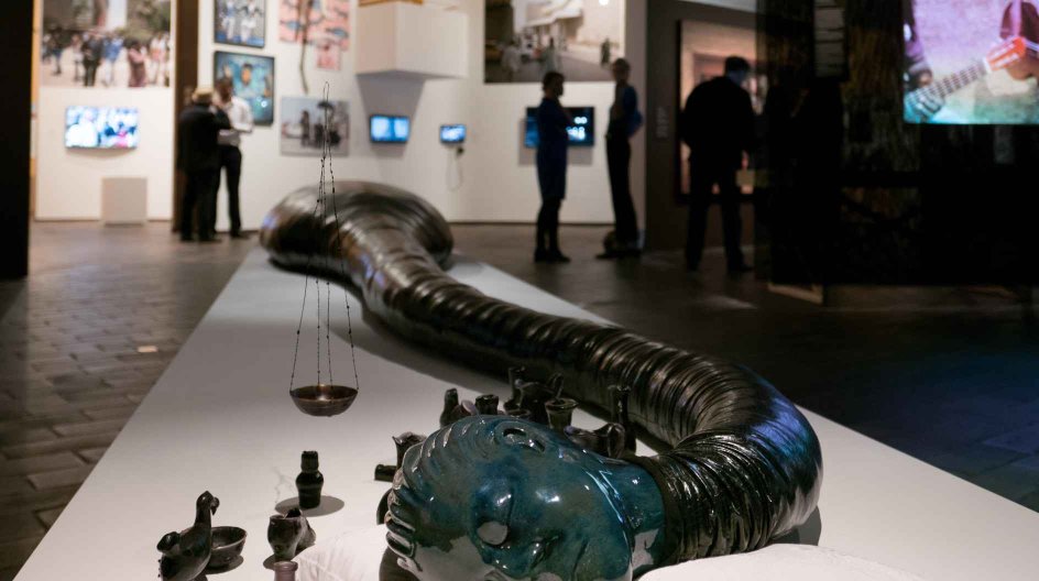 Museumsinspektør Kjeld Kjeldsen fremhæver blandt andet værket "Louisiana Canopy", som et af de mest centrale på kunstmuseet Louisianas aktuelle udstilling "Afrika - arkitektur, kultur og identitet".