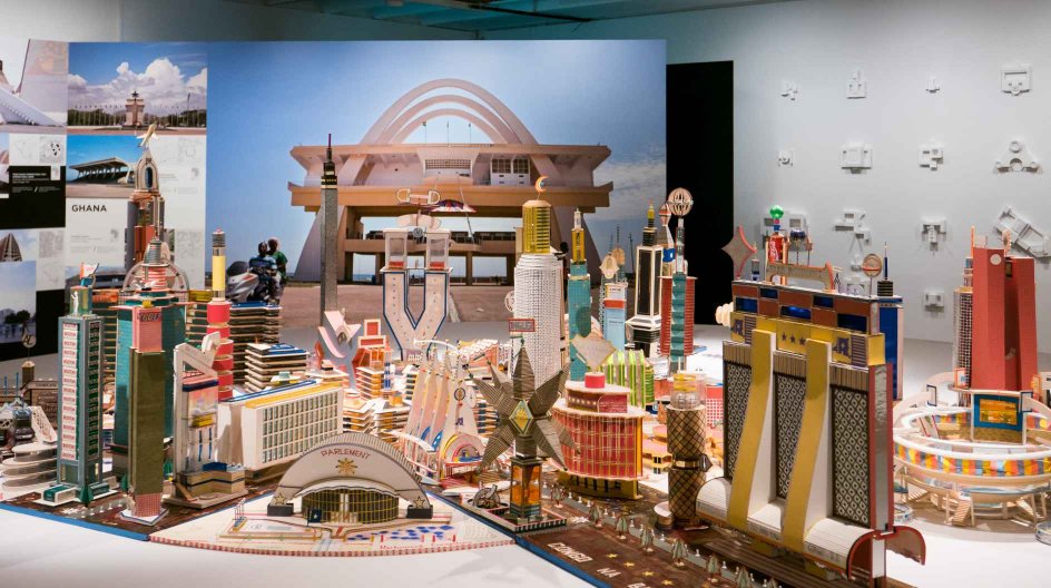 Museumsinspektør Kjeld Kjeldsen fremhæver blandt andet værket "Louisiana Canopy", som et af de mest centrale på kunstmuseet Louisianas aktuelle udstilling "Afrika - arkitektur, kultur og identitet".