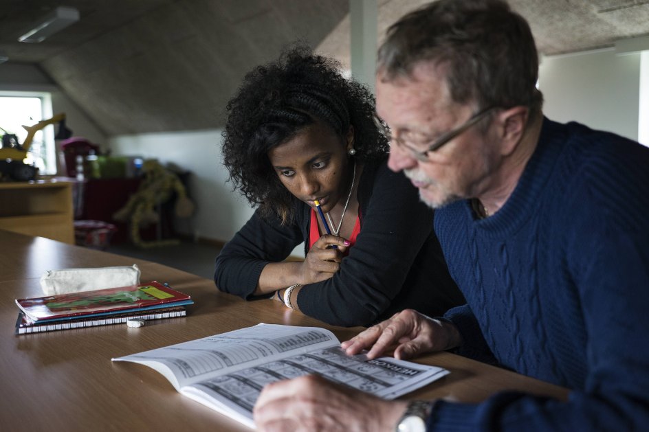 17-årige Rania Hamdi Abay fra Eritrea får hjælp til matematikopgaverne af Finn Freiesleben, der fungerer som frivillig lektiehjælper på asylcentret i Lyngby på Djursland.