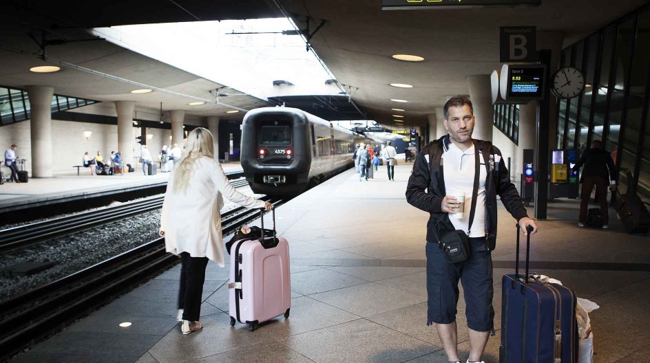 Husam Abbas lander med flyet fra Bornholm klokken 6.50. Hans fætter Sami, der bor i Malmø, tager imod ham i Københavns Lufthavn. De har ikke set hinanden i to år.