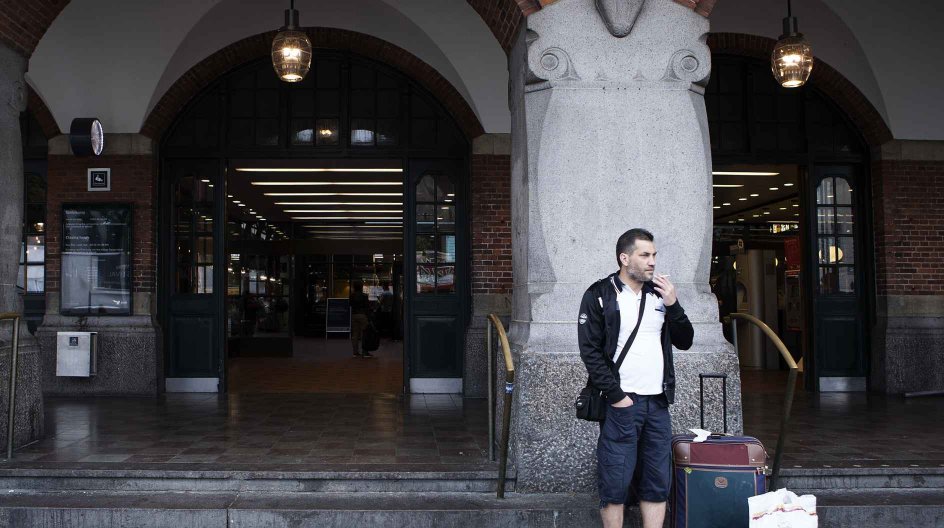 Husam Abbas lander med flyet fra Bornholm klokken 6.50. Hans fætter Sami, der bor i Malmø, tager imod ham i Københavns Lufthavn. De har ikke set hinanden i to år.