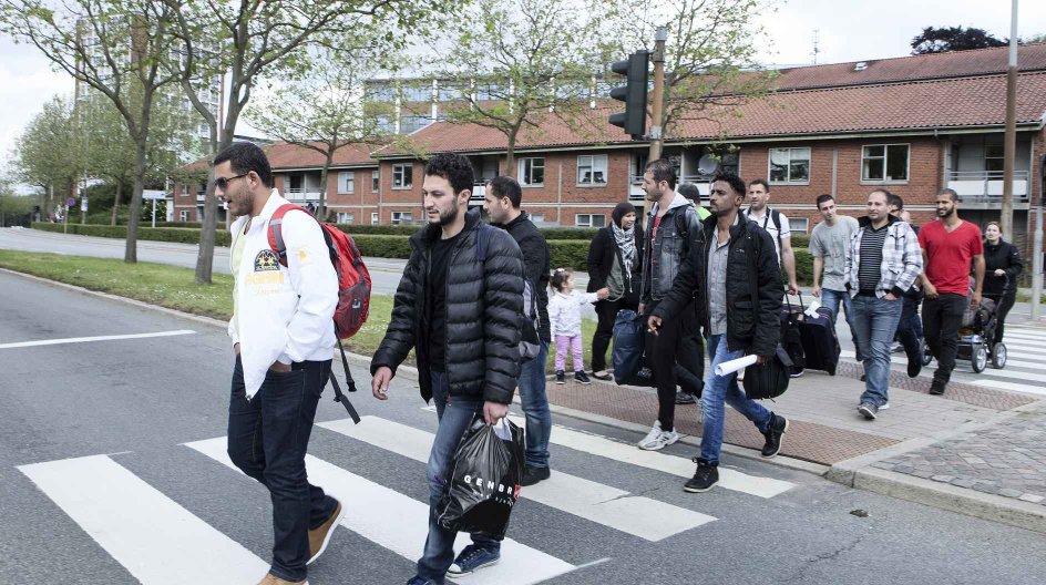 Husam Abbas lander med flyet fra Bornholm klokken 6.50. Hans fætter Sami, der bor i Malmø, tager imod ham i Københavns Lufthavn. De har ikke set hinanden i to år.
